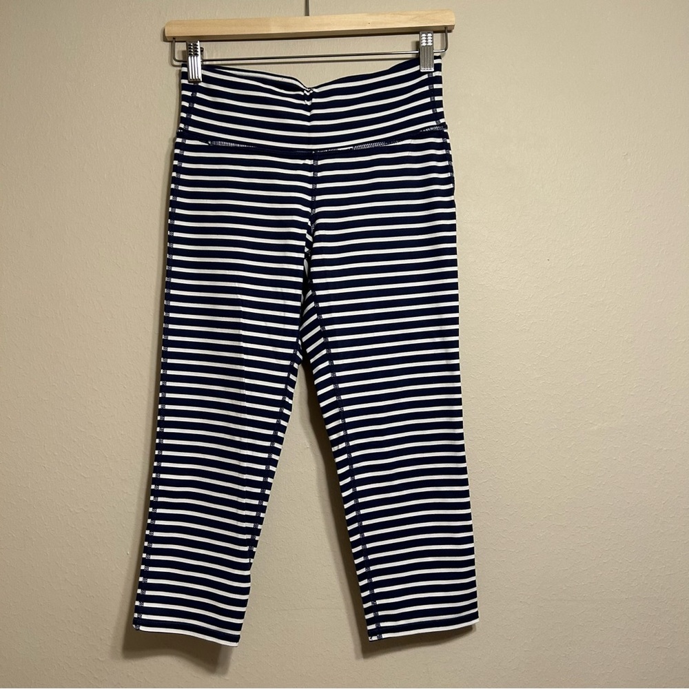 Athleta Stripes Chaturanga Capri‎ Leggings Style# 243095 Navy/white Size S